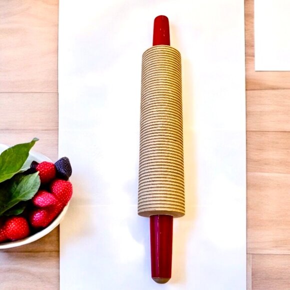 Wood Textured Rolling Pin Norwegian Lefse Flatbread with Red Handles - Picture 3 of 11